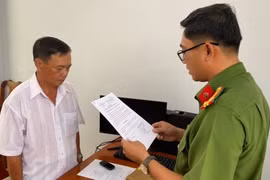 “Ăn” tiền xây nhà tình nghĩa, nguyên chủ tịch và kế toán xã bị bắt