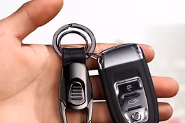 Không nên treo chung chìa khóa xe ô tô vào chùm chìa khóa khác
