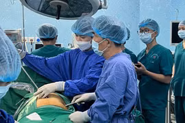 Vỡ đại tràng do bị bạn bơm hơi vào hậu môn