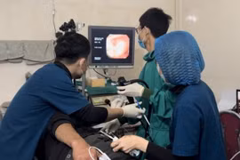 Gắp con đỉa dài 6 cm sống 10 ngày trong khí quản người đàn ông