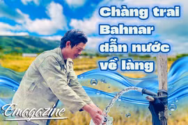 Chàng trai Bahnar dẫn nước về làng