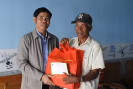 Chủ tịch Ủy ban MTTQ Việt Nam tỉnh Gia Lai Trần Minh Sơn thăm gia đình chính sách tại huyện Đak Đoa 