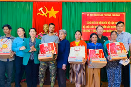 Trao 100 suất quà cho hộ nghèo, khó khăn ở phường Chi Lăng