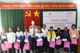 Quỹ Thiện Tâm-Tập đoàn Vingroup tặng quà học sinh khó khăn tại Gia Lai