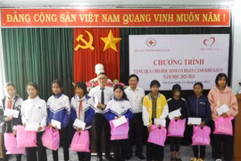 Quỹ Thiện Tâm-Tập đoàn Vingroup tặng quà học sinh khó khăn tại Gia Lai