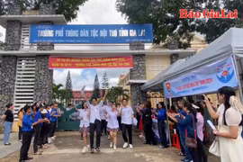 Nhiều cảm xúc của thí sinh trong ngày thi tốt nghiệp THPT năm 2024 với 2 môn Văn, Toán