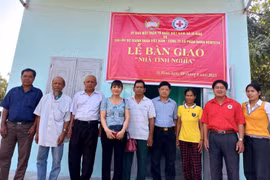 Bàn giao nhà tình nghĩa cho hộ nghèo xã Ia Hiao