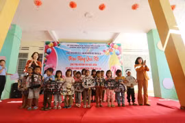 Trao quà Tết cho học sinh và phụ huynh có hoàn cảnh khó khăn tại xã Biển Hồ