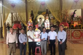Ban Tôn giáo tỉnh Gia Lai thăm, chúc mừng Đại lễ Phật đản