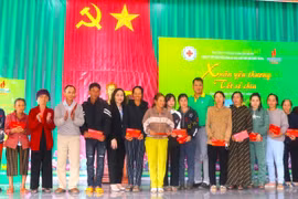 Công ty CP Phân bón và Hóa chất miền Trung tặng 100 suất quà ở An Khê