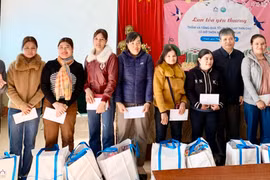 Gia Lai: Tặng quà 77 cô đỡ thôn bản tiêu biểu