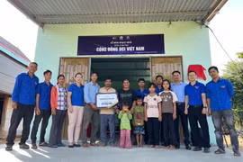 Bàn giao nhà tình nghĩa cho hộ nghèo xã Ia Peng