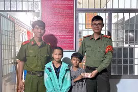 Krông Pa: 2 học sinh trả lại 19 triệu đồng cho người đánh rơi