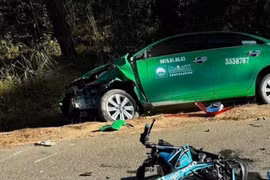 Mang Yang: Tai nạn liên hoàn giữa taxi và 2 xe máy, 4 người thương vong