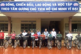 Trưởng ban Nội chính Tỉnh ủy tặng 20 xe đạp cho học sinh có hoàn cảnh khó khăn ở Chư Pưh