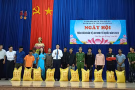 Chư Pưh: Người dân giao nộp 12 khẩu súng tự chế cho chính quyền để đổi lấy gạo