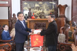 Bí thư Tỉnh ủy Hồ Văn Niên thăm, chúc Tết các đồng chí nguyên Bí thư Tỉnh ủy cùng gia đình và các đơn vị quân đội