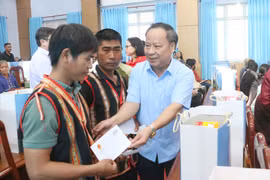 Phó Bí thư Thường trực Tỉnh ủy Châu Ngọc Tuấn trao quà Tết của lãnh đạo Đảng, Nhà nước cho người dân Đức Cơ