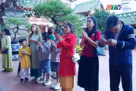 Phố núi Pleiku nhộn nhịp đi chùa, tảo mộ đầu năm 