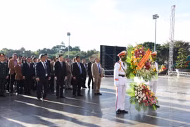 Lãnh đạo tỉnh Gia Lai dâng hoa, dâng hương tại Quảng trường Đại Đoàn Kết