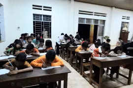 Chư Pưh xóa mù chữ cho 384 người dân tộc thiểu số