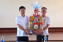 Phó Chủ tịch UBND tỉnh Nguyễn Hữu Quế thăm, chúc Tết các đơn vị vận tải