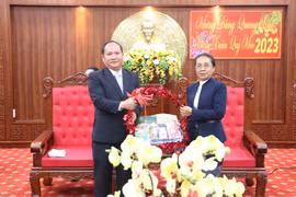 Đoàn cán bộ cấp cao tỉnh Attapeu sang thăm, chúc Tết lãnh đạo tỉnh Gia lai