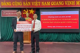 Agribank Chi nhánh Đông Gia Lai trao quà Tết cho các gia đình khó khăn