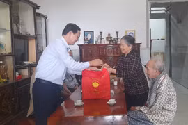 Trưởng ban Nội chính Võ Thanh Hùng thăm, tặng quà gia đình người có công tiêu biểu huyện Chư Sê