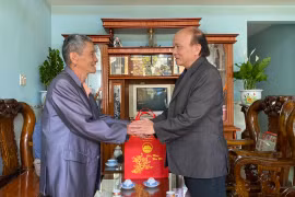 Giám đốc Sở Nội vụ thăm và chúc Tết các gia đình chính sách tại huyện Đak Đoa, Mang Yang