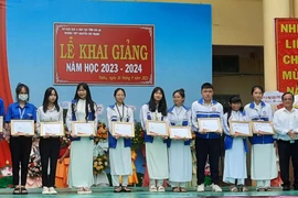 Gia Lai: Ngân hàng tặng hơn 1,4 tỷ đồng học bổng và xe đạp cho học sinh khó khăn