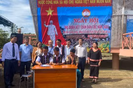 Trưởng ban Tổ chức Tỉnh ủy Huỳnh Quang Thái dự Ngày hội Đại đoàn kết làng Tnung-Măng 