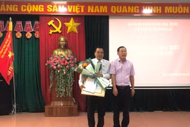 Trao Huy hiệu 30 năm tuổi Đảng cho Giám đốc NHNN Chi nhánh tỉnh Gia Lai