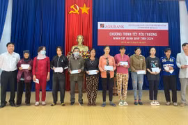 Agribank tặng quà Tết cho người nghèo xuân Giáp Thìn 2024