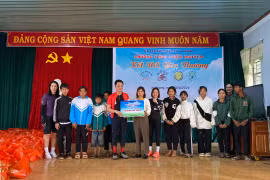 Tặng quà cho học sinh và các gia đình khó khăn tại xã Ia Hrung