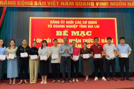 Trao chứng nhận cho 125 học viên lớp bồi dưỡng nhận thức về Đảng đợt III-2024 