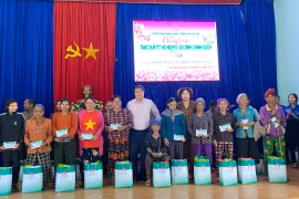 Ngân hàng CSXH Việt Nam tặng quà Tết cho hộ nghèo, gia đình chính sách xã Ia Boòng