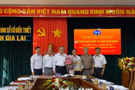 Trao Huy hiệu 30 năm tuổi Đảng cho Phó Giám đốc Công ty TNHH Xổ số Kiến thiết Gia Lai