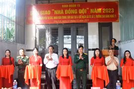 Bàn giao "Nhà đồng đội" cho viên chức Quốc phòng có hoàn cảnh khó khăn
