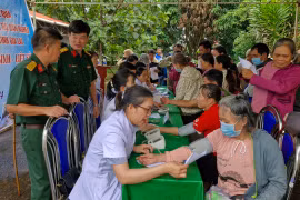 Tặng quà và khám bệnh cho người dân khu vực biên giới Chư Prông
