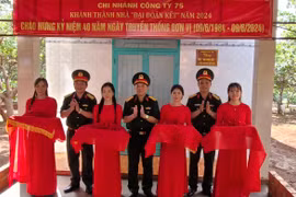 Bàn giao 2 ngôi nhà cho công nhân có hoàn cảnh khó khăn