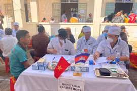 Trao tặng học bổng và bò giống, khám bệnh cho nhân dân 2 bên biên giới 