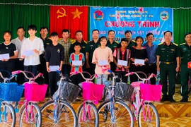 Chi nhánh Công ty 75 hỗ trợ hơn 162 triệu đồng cho các em học sinh khó khăn