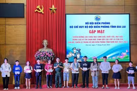 Tặng 300 suất quà cho học sinh giỏi, học sinh xuất sắc