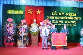  Công ty Bình Dương đón nhận Cờ thi đua của UBND tỉnh Gia Lai