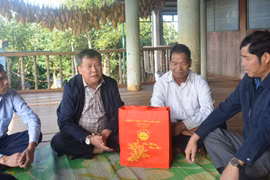 Chủ nhiệm Uỷ ban Kiểm tra Tỉnh ủy thăm, tặng quà tại huyện Chư Păh