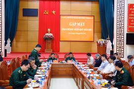 Bộ đội Biên phòng tỉnh Gia Lai tặng giấy khen cho 3 tập thể và 11 cá nhân