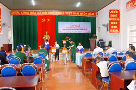 Công ty 72 trao gần 300 triệu đồng hỗ trợ học sinh có hoàn cảnh khó khăn