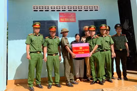 Chư Prông: Bàn giao nhà tình nghĩa cho 3 gia đình có hoàn cảnh khó khăn