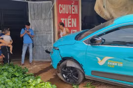 Taxi mất lái tông sập mái hiên nhà dân bên tỉnh lộ 664, xã Ia Dêr